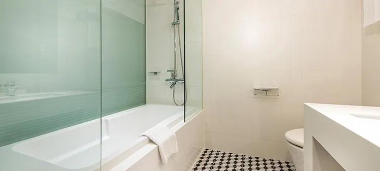 Urban Double bathroom with a bathtub and a fixed glass screen